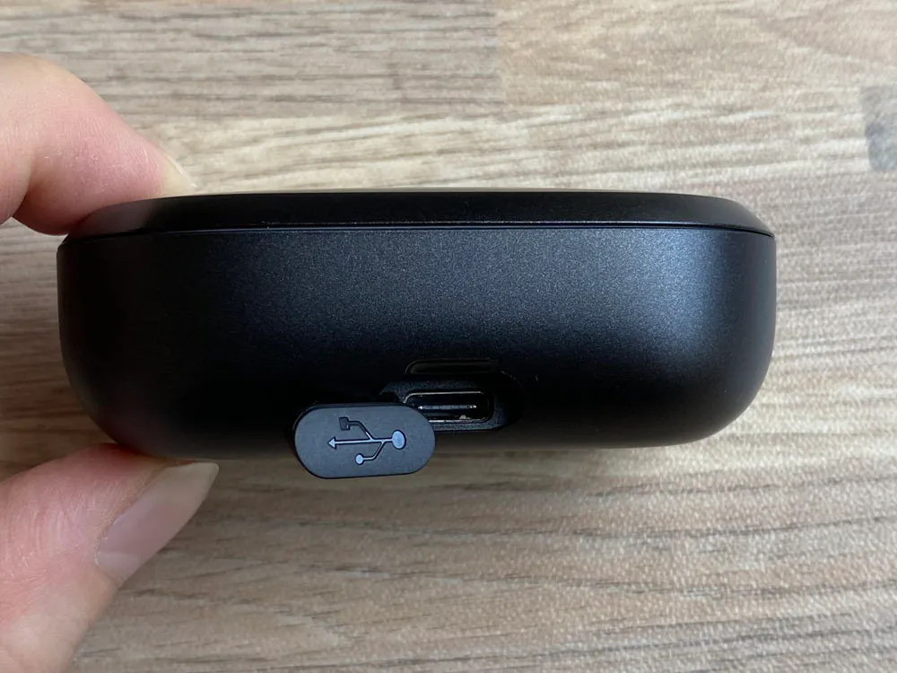 【Anker Soundcore Spirit Dot 2レビュー】スポーツ向けワイヤレスイヤホンの最適解!?完全防水で最大5.5時間連続再生&急速充電可能な完全ワイヤレスイヤホン|外観:USB Type-Cの充電ポートは、ケース背部にあります。
