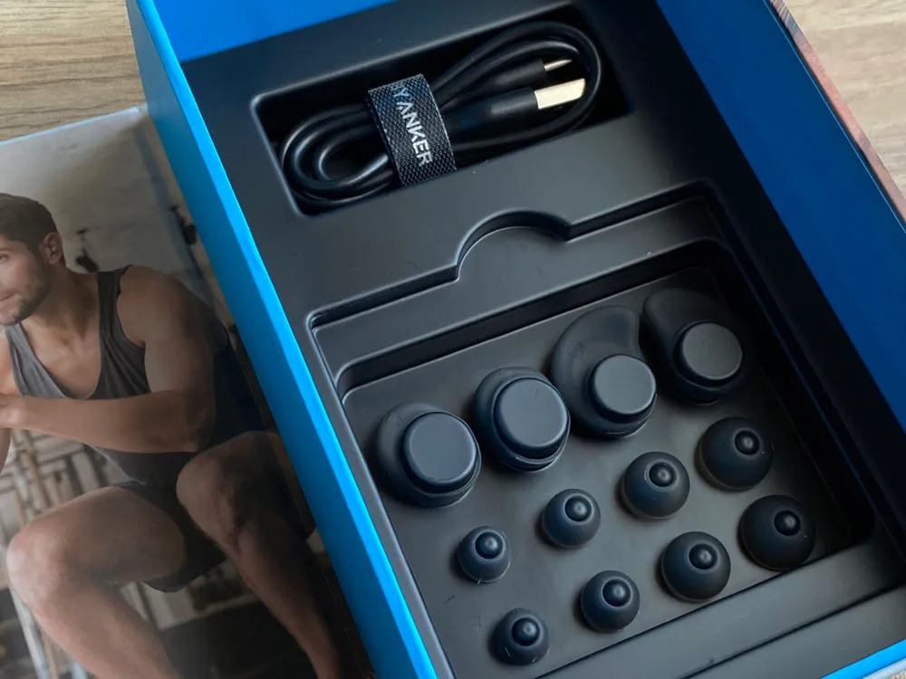 【Anker Soundcore Spirit Dot 2レビュー】スポーツ向けワイヤレスイヤホンの最適解!?完全防水で最大5.5時間連続再生&急速充電可能な完全ワイヤレスイヤホン|付属品:相変わらず種類豊富なイヤーチップ