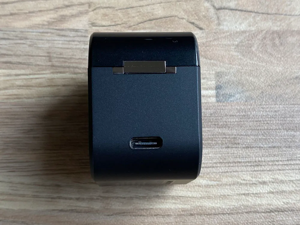 【AVIOT TE-D01gvレビュー】最新コーデックAPT-X Adaptive対応で超低遅延!!更なる進化を遂げたAVIOTの完全ワイヤレスイヤホン|ペアリングも超カンタン|外観:反対側の面にはUSB-C充電ポート。
