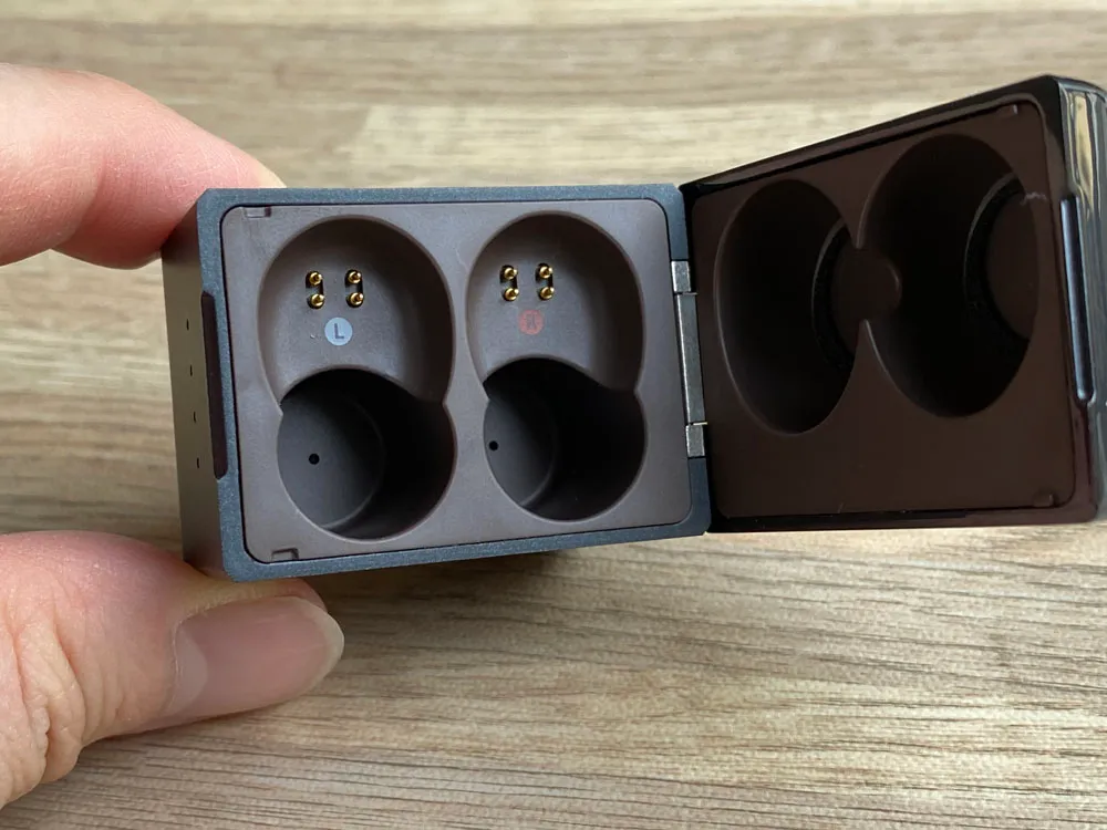 【AVIOT TE-D01gvレビュー】最新コーデックAPT-X Adaptive対応で超低遅延!!更なる進化を遂げたAVIOTの完全ワイヤレスイヤホン|ペアリングも超カンタン|外観:この充電ケースは、本体のイヤーピース交換を行った状態でもイヤホン本体を収納することができる構造になっています。 つまり他社製イヤーピースに付け替え手も、そのまま収納することができるというわけですね。