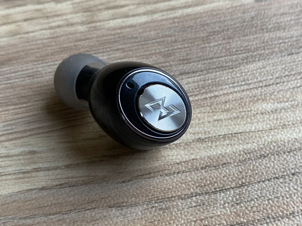 【AVIOT TE-D01gvレビュー】最新コーデックAPT-X Adaptive対応で超低遅延!!更なる進化を遂げたAVIOTの完全ワイヤレスイヤホン|ペアリングも超カンタン|外観