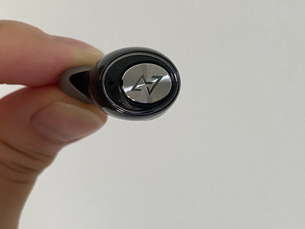 【AVIOT TE-D01gvレビュー】最新コーデックAPT-X Adaptive対応で超低遅延!!更なる進化を遂げたAVIOTの完全ワイヤレスイヤホン|ペアリングも超カンタン|外観:やっぱりAVIOTのロゴは様になりますね。カッコイイ。