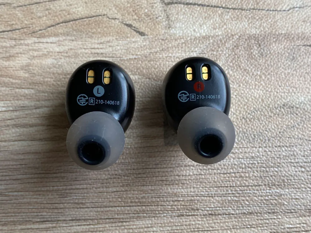 【AVIOT TE-D01gvレビュー】最新コーデックAPT-X Adaptive対応で超低遅延!!更なる進化を遂げたAVIOTの完全ワイヤレスイヤホン|ペアリングも超カンタン|外観:イヤホンの裏側は、このような感じです。 左右が分かりやすく色分け刻印されているのがナイスですね。