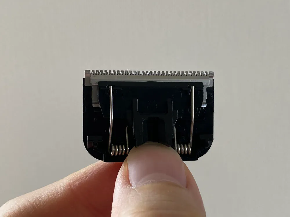 【ボディトリマーER-GK81レビュー】すね毛からアンダーヘアまで処理できる!メンズグルーミングに最適なパナソニック製ボディトリマー|チクチクしない剃り味|外観:刃をよく見てみると確かにワイド&ラウンドな形状をしているのが分かります。 この形状がグルーミングの安全性や肌当たりの良さに貢献しています。