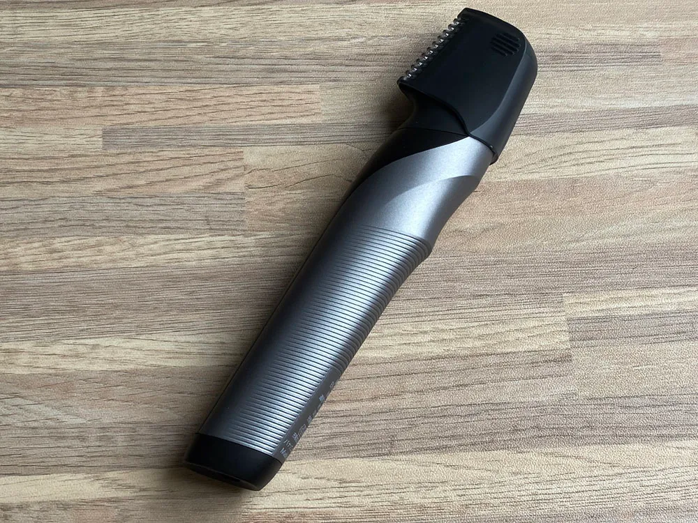 【ボディトリマーER-GK81レビュー】すね毛からアンダーヘアまで処理できる!メンズグルーミングに最適なパナソニック製ボディトリマー|チクチクしない剃り味|外観:流れるようなイメージのデザインも、エレガントな印象に一役買っていますね。