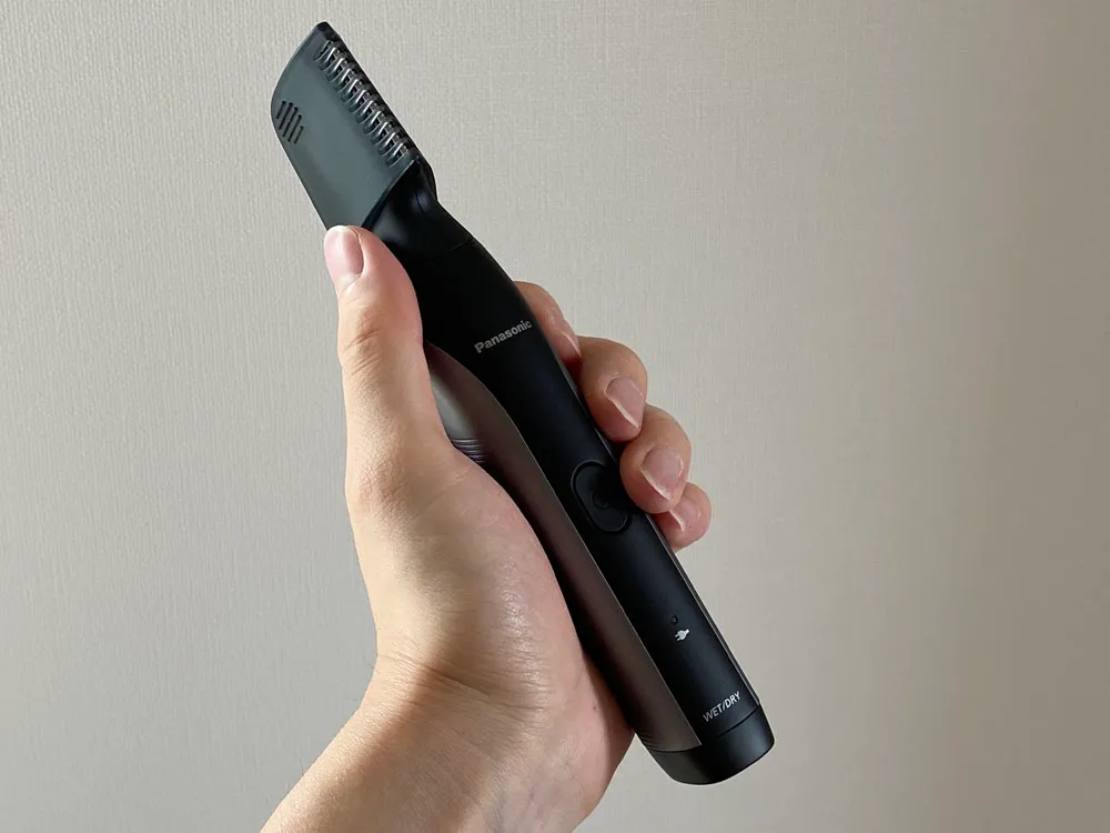 【ボディトリマーER-GK81レビュー】すね毛からアンダーヘアまで処理できる!メンズグルーミングに最適なパナソニック製ボディトリマー|チクチクしない剃り味|外観:I(アイ)字型のボディは握りやすく手に馴染みます。 約150gの重量感も適度な軽さでちょうどいい感じ。