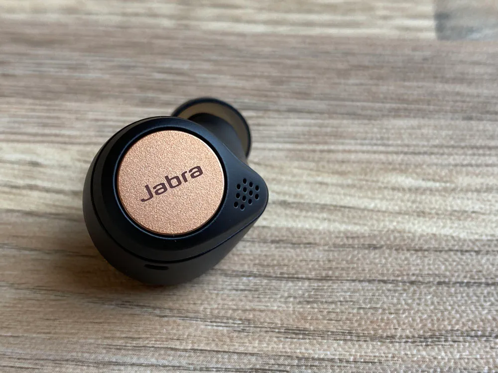 【Jabra Elite Active 75tレビュー】Jabra完全ワイヤレスイヤホン最上位モデル!バッテリー性能・防塵防水性・音質など申し分無しのBluetoothイヤホン|外観:「Jabra」と刻印された銅を彷彿とさせる部分は、物理ボタンになっています。 サラッとしていて肌あたりも良好、非常にハイセンスな印象。