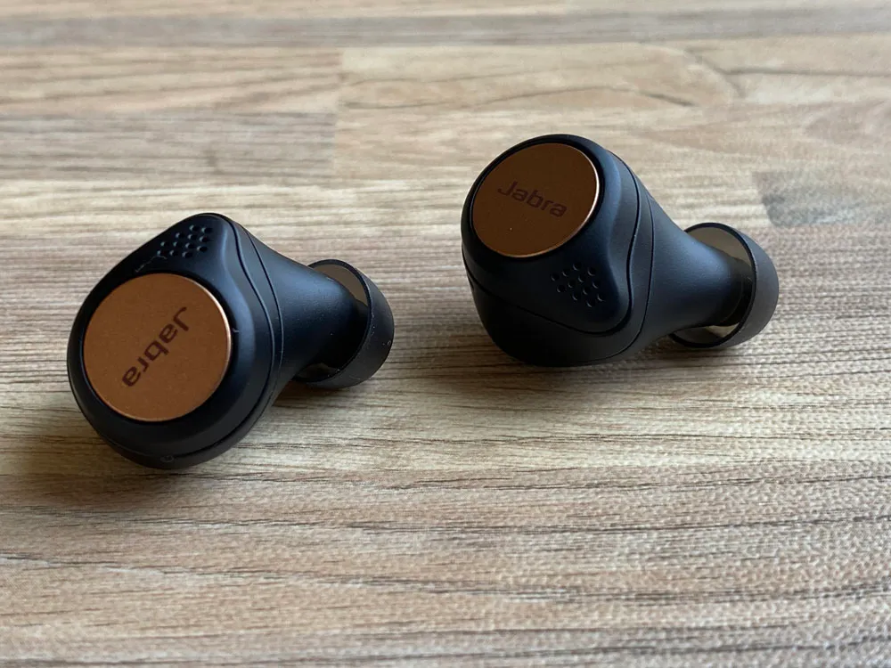 【Jabra Elite Active 75tレビュー】Jabra完全ワイヤレスイヤホン最上位モデル!バッテリー性能・防塵防水性・音質など申し分無しのBluetoothイヤホン|外観:どこから見ても置きに来ていない攻めたデザインが目につきます。
