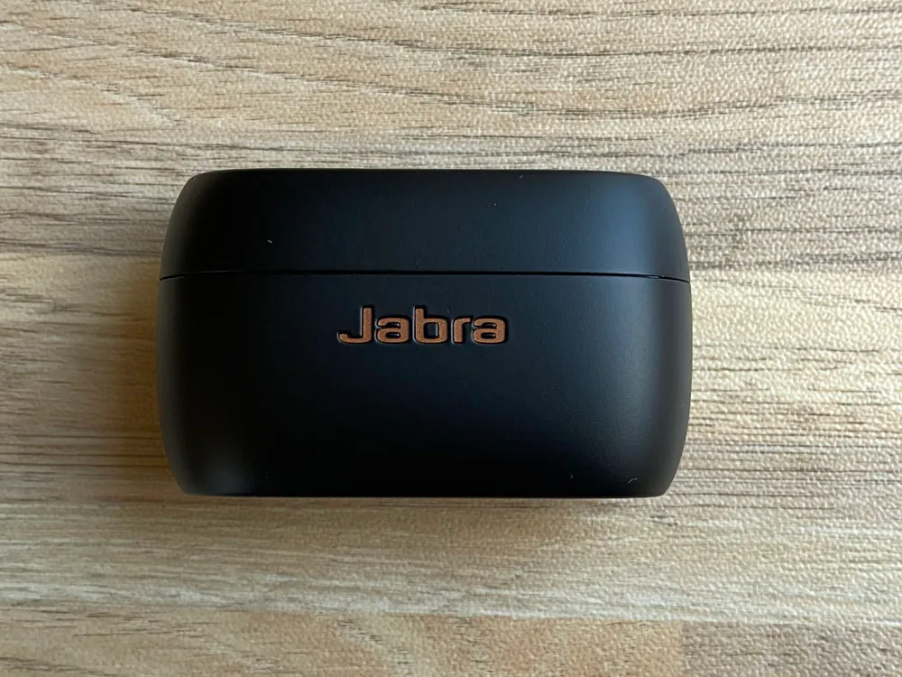 【Jabra Elite Active 75tレビュー】Jabra完全ワイヤレスイヤホン最上位モデル!バッテリー性能・防塵防水性・音質など申し分無しのBluetoothイヤホン|外観:充電ケース前面には「Jabra」という刻印。 存在感あります。