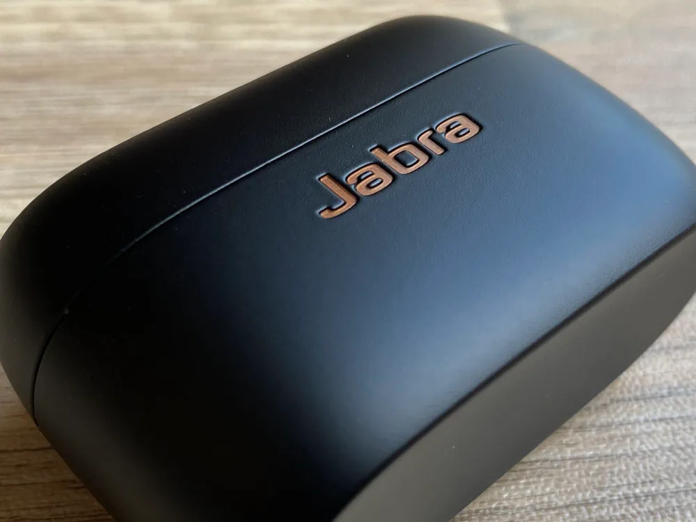【Jabra Elite Active 75tレビュー】Jabra完全ワイヤレスイヤホン最上位モデル!バッテリー性能・防塵防水性・音質など申し分無しのBluetoothイヤホン|外観:ケース前面は柔らかい肌当たりのシリコン加工が施されています。 持っていて不快感ゼロ、最高です。