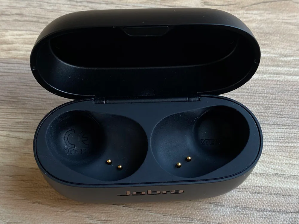 【Jabra Elite Active 75tレビュー】Jabra完全ワイヤレスイヤホン最上位モデル!バッテリー性能・防塵防水性・音質など申し分無しのBluetoothイヤホン|外観:ケース内部は特に際立った点こそありませんが、素材感に品があります。 とてもキレイな造りになっていますね。