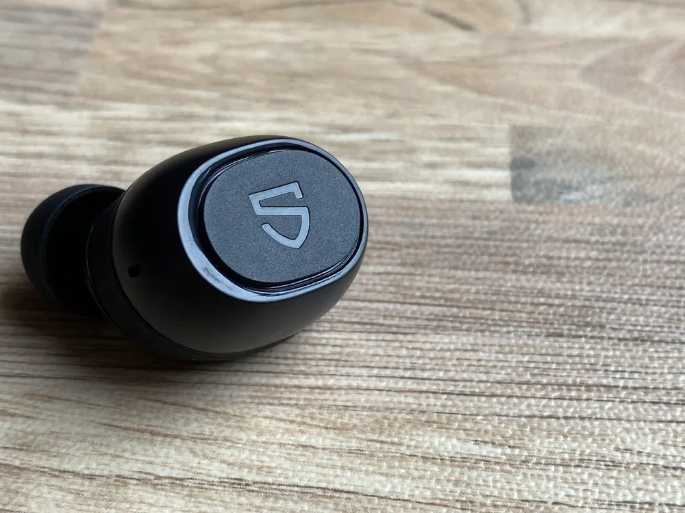 【SOUNDPEATS TrueFree2レビュー】TrueFree+から更に進化を遂げた最新モデル!音質・防水性能・接続安定性など価格不相応な高コスパ完全ワイヤレスイヤホン|外観:SOUNDPEATSのロゴが際立つハウジング前面。 この部分に物理ボタンが搭載されています。