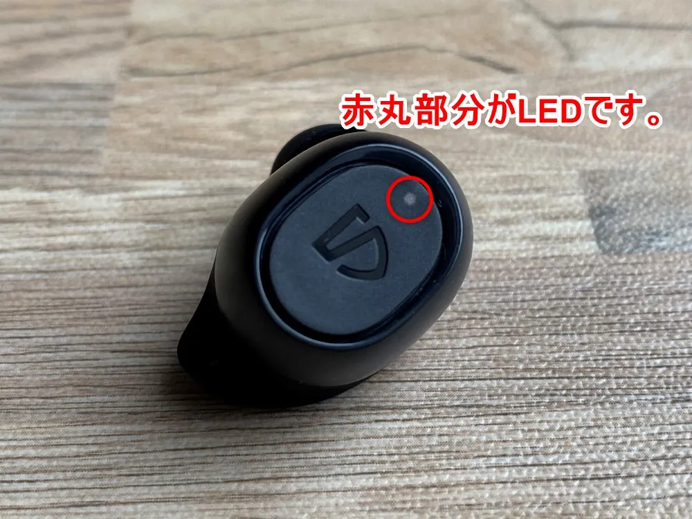 【SOUNDPEATS TrueFree2レビュー】TrueFree+から更に進化を遂げた最新モデル!音質・防水性能・接続安定性など価格不相応な高コスパ完全ワイヤレスイヤホン|外観:なおLEDライトはロゴのすぐ横に配されています。