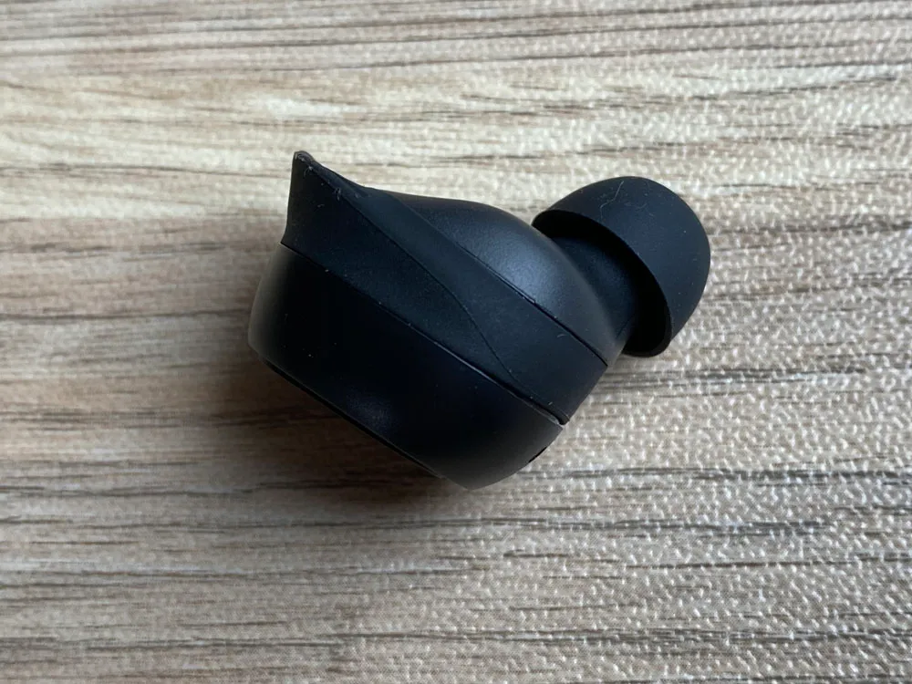 【SOUNDPEATS TrueFree2レビュー】TrueFree+から更に進化を遂げた最新モデル!音質・防水性能・接続安定性など価格不相応な高コスパ完全ワイヤレスイヤホン|外観:ハウジングを横から見ると、イヤーウィングを装着することでブラック&グレーのツートンボディに。 やはりツートンになるとややリッチな印象を受けます。