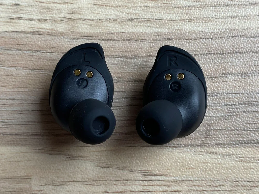 【SOUNDPEATS TrueFree2レビュー】TrueFree+から更に進化を遂げた最新モデル!音質・防水性能・接続安定性など価格不相応な高コスパ完全ワイヤレスイヤホン|外観:イヤホンの背部はこのような感じになっています。 イヤーウィングと本体にそれぞれ左右を識別する刻印が施されています。
