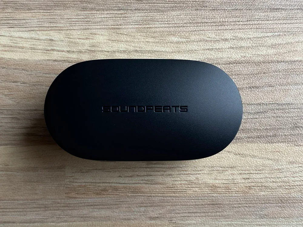 【SOUNDPEATS TrueFree2レビュー】TrueFree+から更に進化を遂げた最新モデル!音質・防水性能・接続安定性など価格不相応な高コスパ完全ワイヤレスイヤホン|外観:充電ケースは非常にシンプルなデザイン。 かえって余計なデザインが省かれているので、安っぽさが無くていいですね。