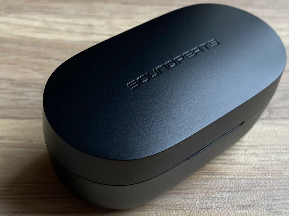【SOUNDPEATS TrueFree2レビュー】TrueFree+から更に進化を遂げた最新モデル!音質・防水性能・接続安定性など価格不相応な高コスパ完全ワイヤレスイヤホン|外観:ただし全面を覆っているプラスチック素材は、お世辞にも重厚感があるものではないので悪しからず。
