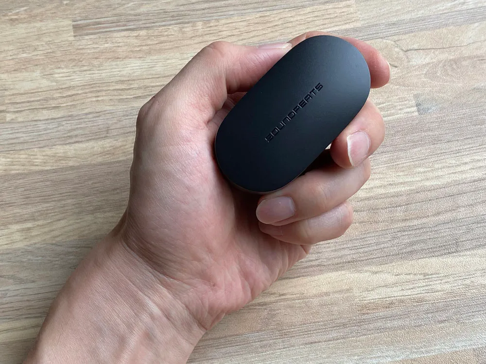 【SOUNDPEATS TrueFree2レビュー】TrueFree+から更に進化を遂げた最新モデル!音質・防水性能・接続安定性など価格不相応な高コスパ完全ワイヤレスイヤホン|外観:比較的コンパクトなので持ち運びやすさは十分でしょう。 重さもわずか38gと上々のライト感。