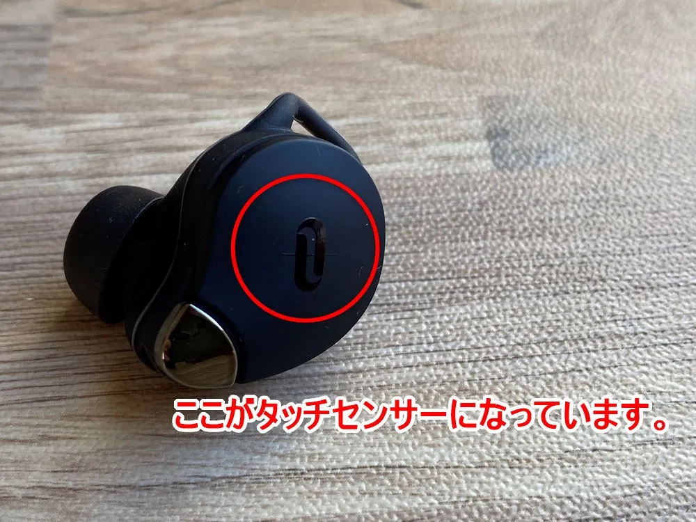 【TaoTronics SoundLiberty 79レビュー】超コンパクト&完全防水!イヤホン単独8時間再生可能で通話ノイキャン性能も良好な完全ワイヤレスイヤホン|外観:クロムハーツを彷彿とさせるTaoTronicsのロゴがあしらわれたハウジング前面。 この部分がタッチセンサーになっていますよ。