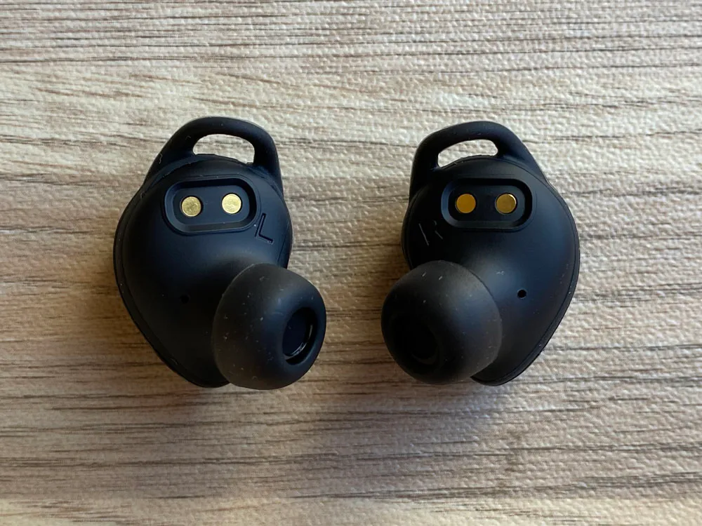 【TaoTronics SoundLiberty 79レビュー】超コンパクト&完全防水!イヤホン単独8時間再生可能で通話ノイキャン性能も良好な完全ワイヤレスイヤホン|外観:ハウジングの後ろ側は、このようになっています。 左右を示す刻印がされていますが、デザインそのものは基本に忠実です。