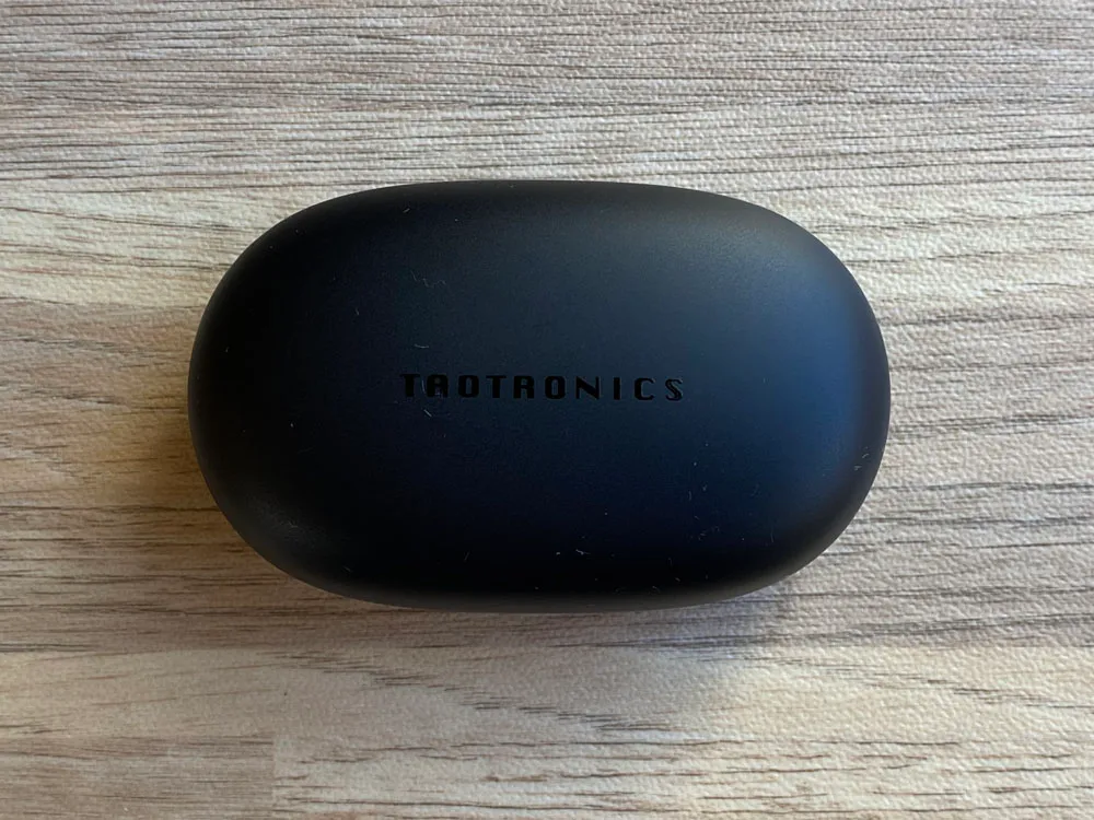 【TaoTronics SoundLiberty 79レビュー】超コンパクト&完全防水!イヤホン単独8時間再生可能で通話ノイキャン性能も良好な完全ワイヤレスイヤホン|外観:”ザ・シンプル”な充電ケース。 とにかくサイズが小さいです。