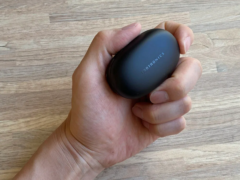 【TaoTronics SoundLiberty 79レビュー】超コンパクト&完全防水!イヤホン単独8時間再生可能で通話ノイキャン性能も良好な完全ワイヤレスイヤホン|外観:手のひらにしっかり収まるサイズ感なので、使い勝手は何気に良好ですよ。