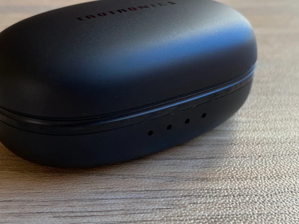 【TaoTronics SoundLiberty 79レビュー】超コンパクト&完全防水!イヤホン単独8時間再生可能で通話ノイキャン性能も良好な完全ワイヤレスイヤホン|外観:前面には4点LEDライト。