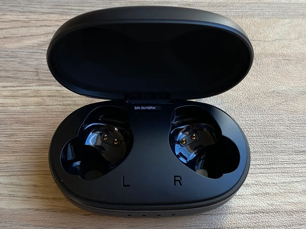 【TaoTronics SoundLiberty 79レビュー】超コンパクト&完全防水!イヤホン単独8時間再生可能で通話ノイキャン性能も良好な完全ワイヤレスイヤホン|外観:ケース内部もいたってシンプル。 取り出しやすさも考慮されているので、率直に言って使いやすいです。
