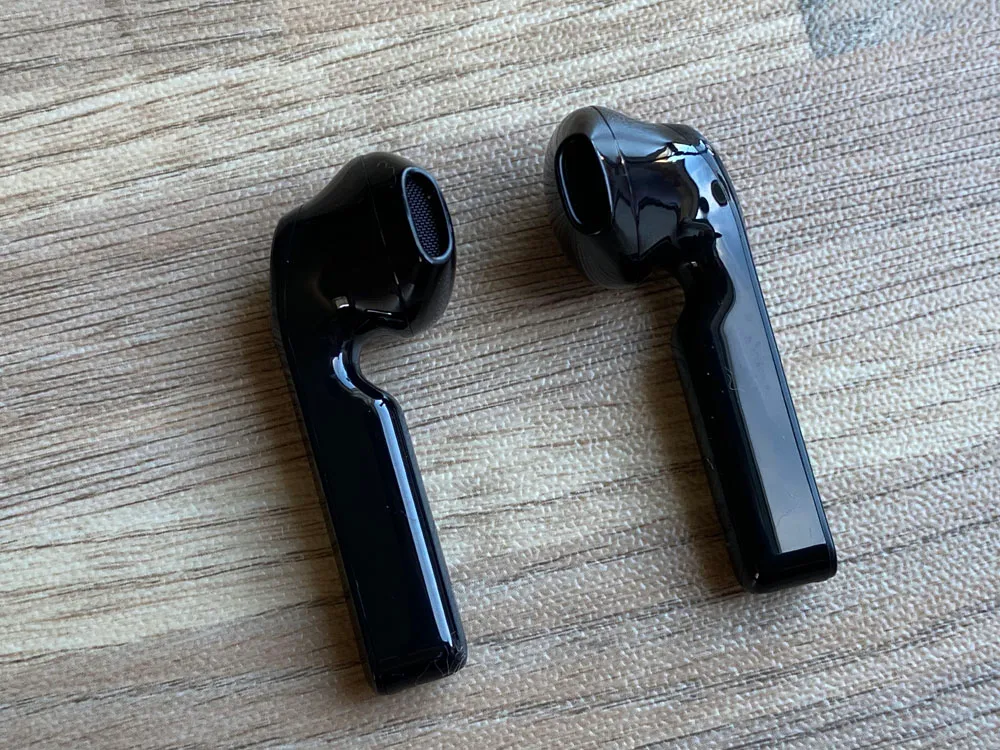 【TaoTronics SoundLiberty 92レビュー】13mm大口径ドライバーで迫力サウンド体験!!インナーイヤー開放型TWS最強のコスパを誇る完全ワイヤレスイヤホン|外観:正面から見ると、ちょっとゴツめなデザイン。 ハウジング付け根あたりのクビレ?が面白いですね。