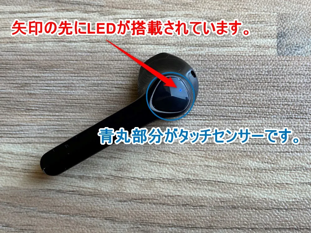 【TaoTronics SoundLiberty 92レビュー】13mm大口径ドライバーで迫力サウンド体験!!インナーイヤー開放型TWS最強のコスパを誇る完全ワイヤレスイヤホン|外観:LEDライトはハウジング側面上部に配されています。 そしてLEDを含む逆三角形の部分がタッチセンサーになっていますよ。