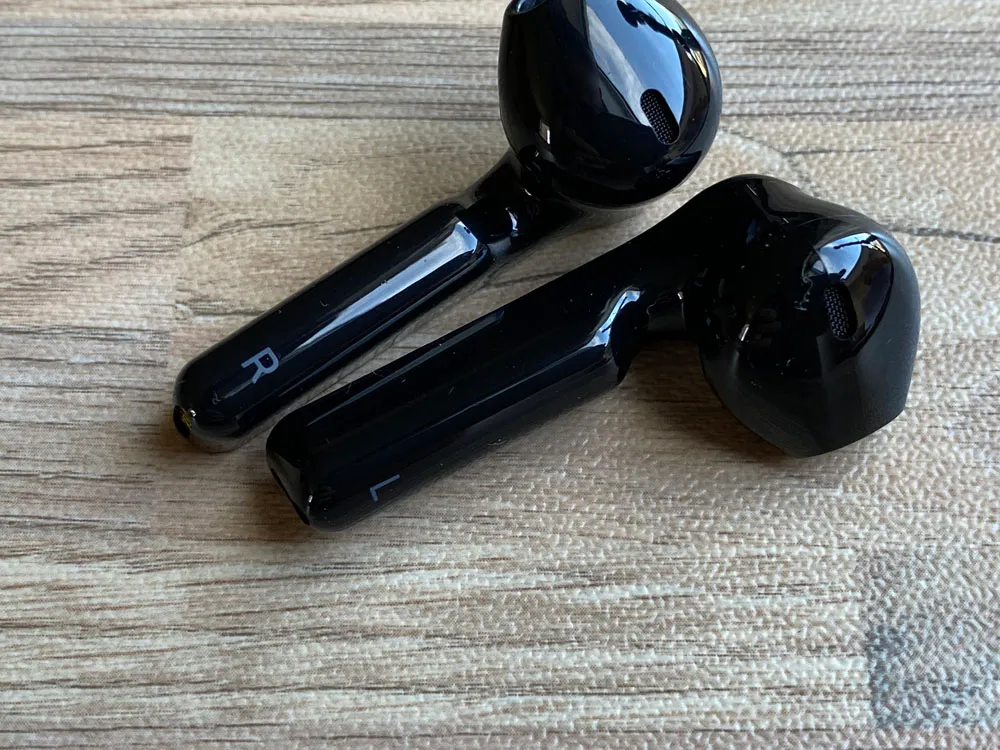 【TaoTronics SoundLiberty 92レビュー】13mm大口径ドライバーで迫力サウンド体験!!インナーイヤー開放型TWS最強のコスパを誇る完全ワイヤレスイヤホン|外観:軸の裏側に左右が判別できる刻印があります。