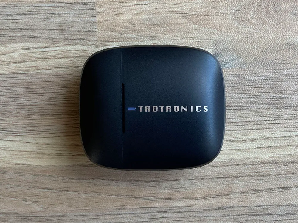 【TaoTronics SoundLiberty 92レビュー】13mm大口径ドライバーで迫力サウンド体験!!インナーイヤー開放型TWS最強のコスパを誇る完全ワイヤレスイヤホン|外観:充電ケースは、非常にコンパクトでシンプル。 ちなみにLEDライトは、ロゴのすぐ隣りにあります。