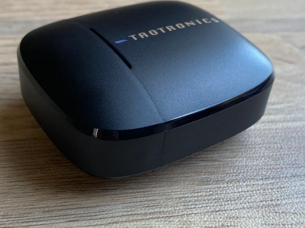 【TaoTronics SoundLiberty 92レビュー】13mm大口径ドライバーで迫力サウンド体験!!インナーイヤー開放型TWS最強のコスパを誇る完全ワイヤレスイヤホン|外観:ケースの角は面取り加工が施されているので、持ちやすさ抜群です。