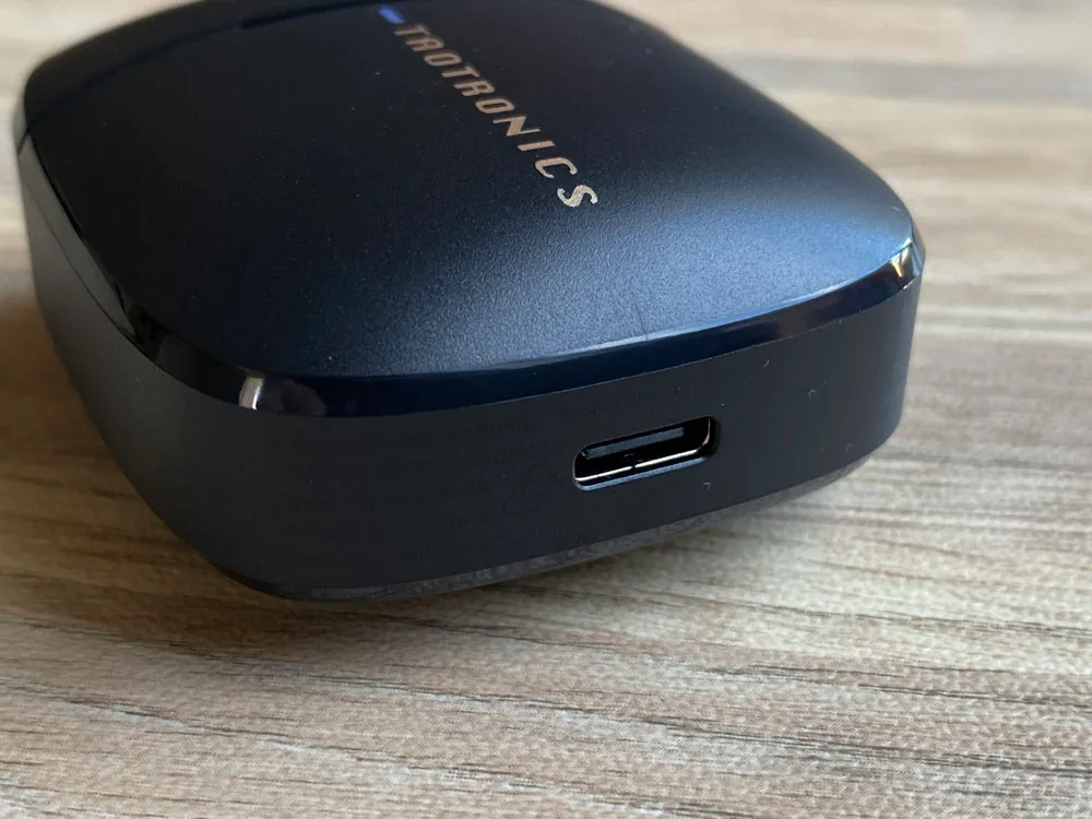 【TaoTronics SoundLiberty 92レビュー】13mm大口径ドライバーで迫力サウンド体験!!インナーイヤー開放型TWS最強のコスパを誇る完全ワイヤレスイヤホン|外観:ケース底面にはType-C充電ポートがあります。