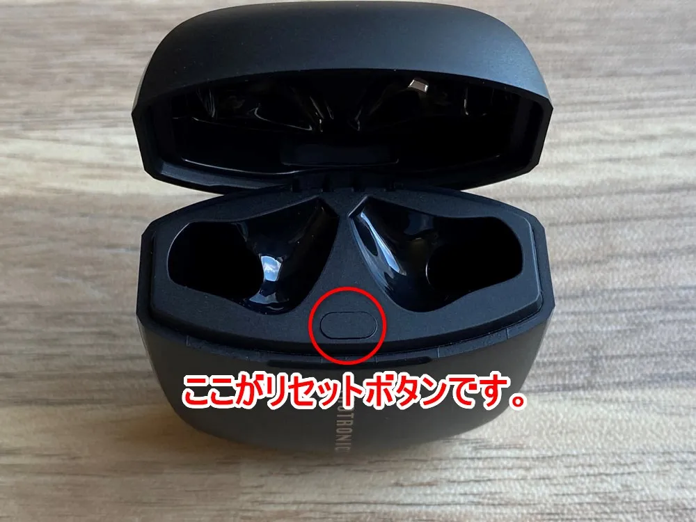 【TaoTronics SoundLiberty 92レビュー】13mm大口径ドライバーで迫力サウンド体験!!インナーイヤー開放型TWS最強のコスパを誇る完全ワイヤレスイヤホン|外観:ケース内部には、イヤホン本体をリセットする際などに使用するリセットボタンが配されています。