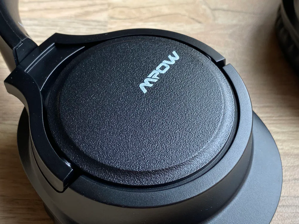 【Mpow H7レビュー】低価格帯の密閉型Bluetoothヘッドホン決定版!40mmドライバーが奏でる高音質サウンドと快適な無線接続を実現させた高コスパヘッドホン|外観:ロゴをあしらったハウジング部分には、ザラッとした特殊加工が施されていて、良いアクセントになっています。