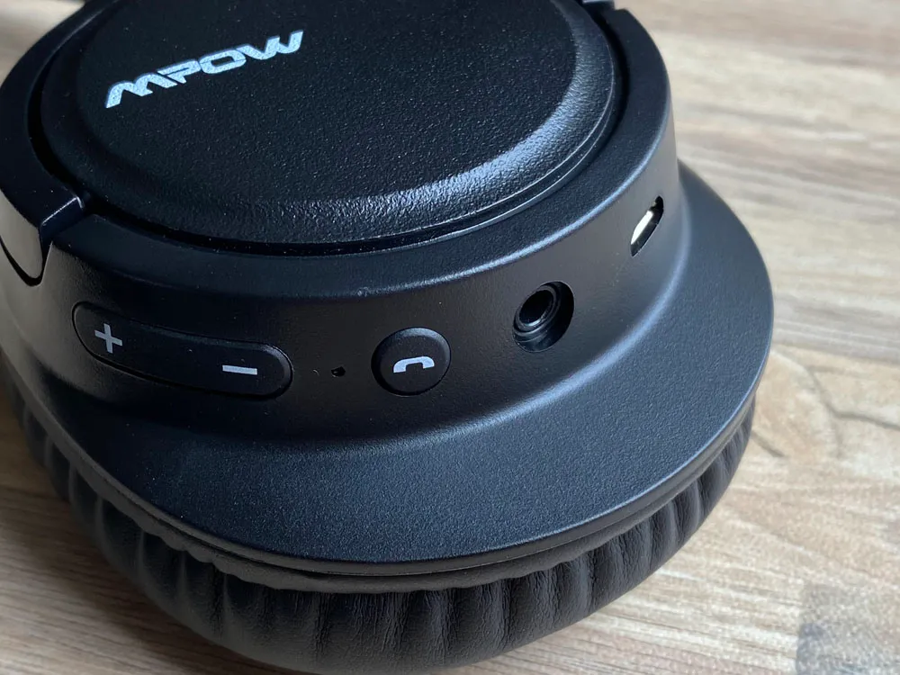 【Mpow H7レビュー】低価格帯の密閉型Bluetoothヘッドホン決定版!40mmドライバーが奏でる高音質サウンドと快適な無線接続を実現させた高コスパヘッドホン|外観:ハウジング右側に各ボタンが配置されています。 3.5mmイヤホンジャック・micro-USB端子も並んでいますね。