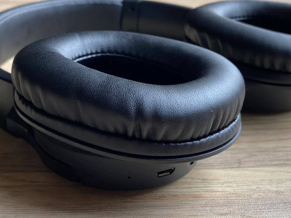 【Mpow H7レビュー】低価格帯の密閉型Bluetoothヘッドホン決定版!40mmドライバーが奏でる高音質サウンドと快適な無線接続を実現させた高コスパヘッドホン|外観:低反発イヤークッションは、この肉厚感。実に1.7cmほどあります。