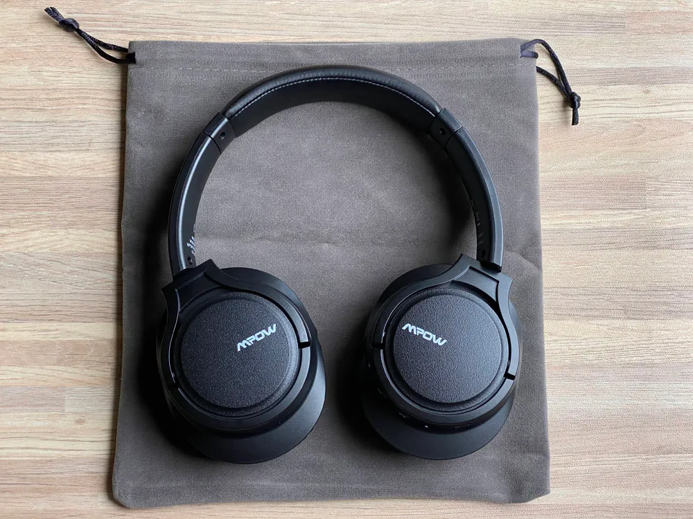 【Mpow H7レビュー】低価格帯の密閉型Bluetoothヘッドホン決定版!40mmドライバーが奏でる高音質サウンドと快適な無線接続を実現させた高コスパヘッドホン|付属品:付属品については特筆すべき点はありませんが、個人的にはベロアっぽい素材のヘッドホン収納バッグが付属していたのは嬉しかったです。