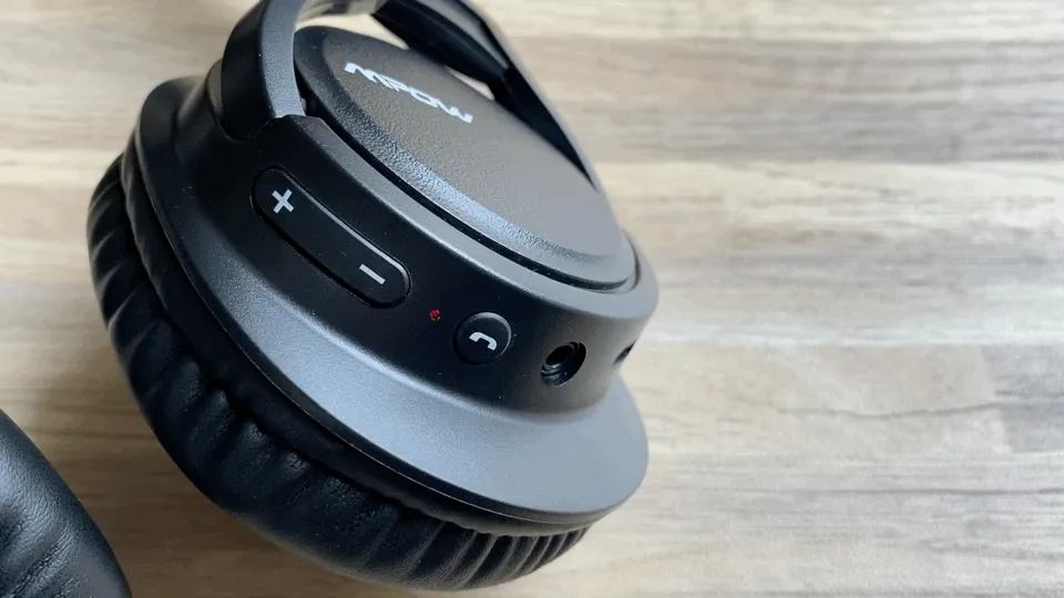 【Mpow H7レビュー】低価格帯の密閉型Bluetoothヘッドホン決定版!40mmドライバーが奏でる高音質サウンドと快適な無線接続を実現させた高コスパヘッドホン|ペアリング方法(接続方法):まずはヘッドホンの電源を入れましょう。 するとヘッドホン本体の電源が入ると同時に自動的にペアリングモードへ移行してくれます。