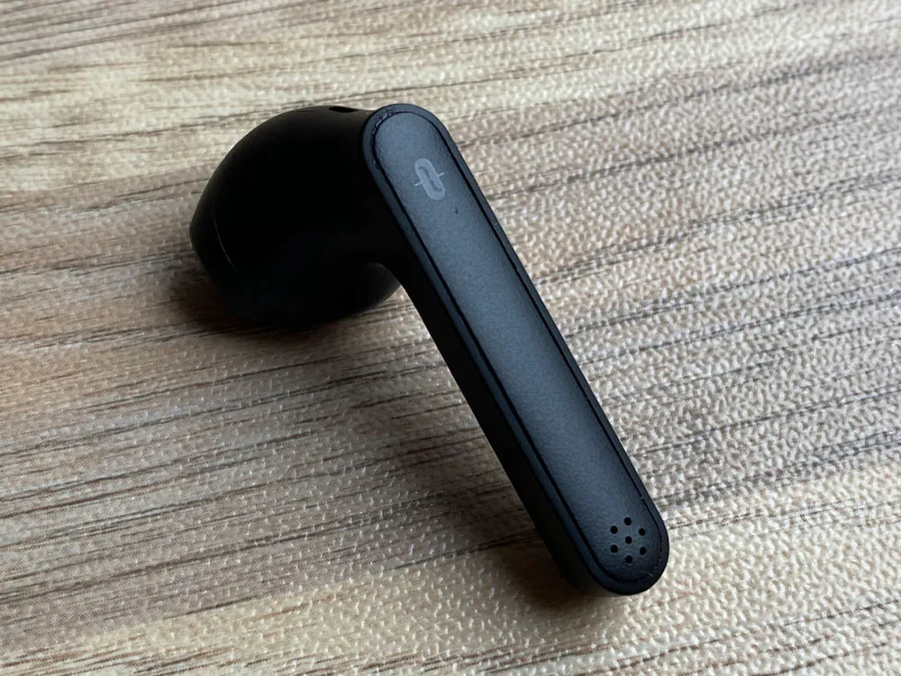 【TaoTronics SoundLiberty 88レビュー】AirPodsを完全凌駕!!大口径10mmドライバー・完全防水・AIノイキャンと多機能なインナーイヤー型完全ワイヤレスイヤホン|外観:ブラック基調のシックで落ち着いた雰囲気にワンポイント、TaoTronicsのロゴがプリントされています。