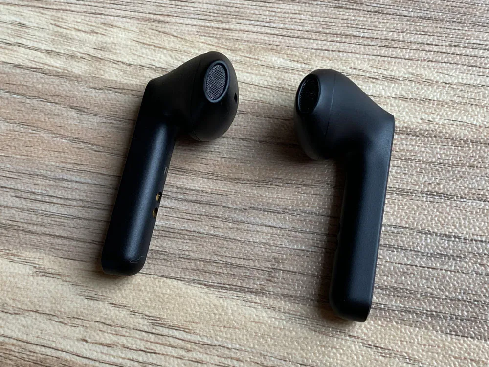 【TaoTronics SoundLiberty 88レビュー】AirPodsを完全凌駕!!大口径10mmドライバー・完全防水・AIノイキャンと多機能なインナーイヤー型完全ワイヤレスイヤホン|外観:艶消し加工されたボディは安っぽさを感じさせず、肌あたりもサラッとしていて良好。
