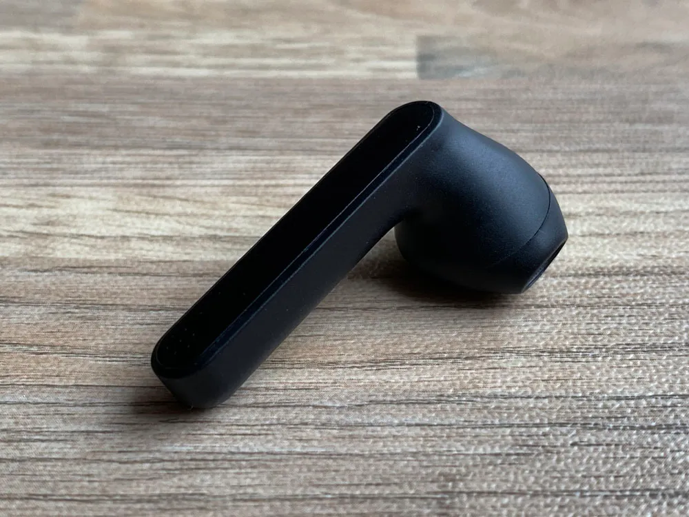 【TaoTronics SoundLiberty 88レビュー】AirPodsを完全凌駕!!大口径10mmドライバー・完全防水・AIノイキャンと多機能なインナーイヤー型完全ワイヤレスイヤホン|外観:【TaoTronics SoundLiberty 88レビュー】AirPodsを完全凌駕!!大口径10mmドライバー・完全防水・AIノイキャンと多機能なインナーイヤー型完全ワイヤレスイヤホン|外観:ハウジングから伸びる軸部分は、AirPodsなどと比べるとやや長い印象を受けます。