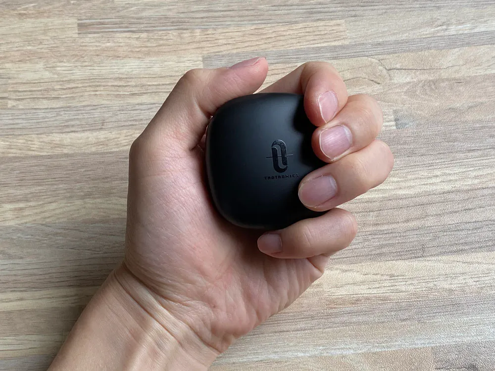 【TaoTronics SoundLiberty 88レビュー】AirPodsを完全凌駕!!大口径10mmドライバー・完全防水・AIノイキャンと多機能なインナーイヤー型完全ワイヤレスイヤホン|外観:ケースがかなりコンパクトなことには、開封時にちょっと驚きました。 カバンやポケットにそっと忍ばせておける感じがいいですね。
