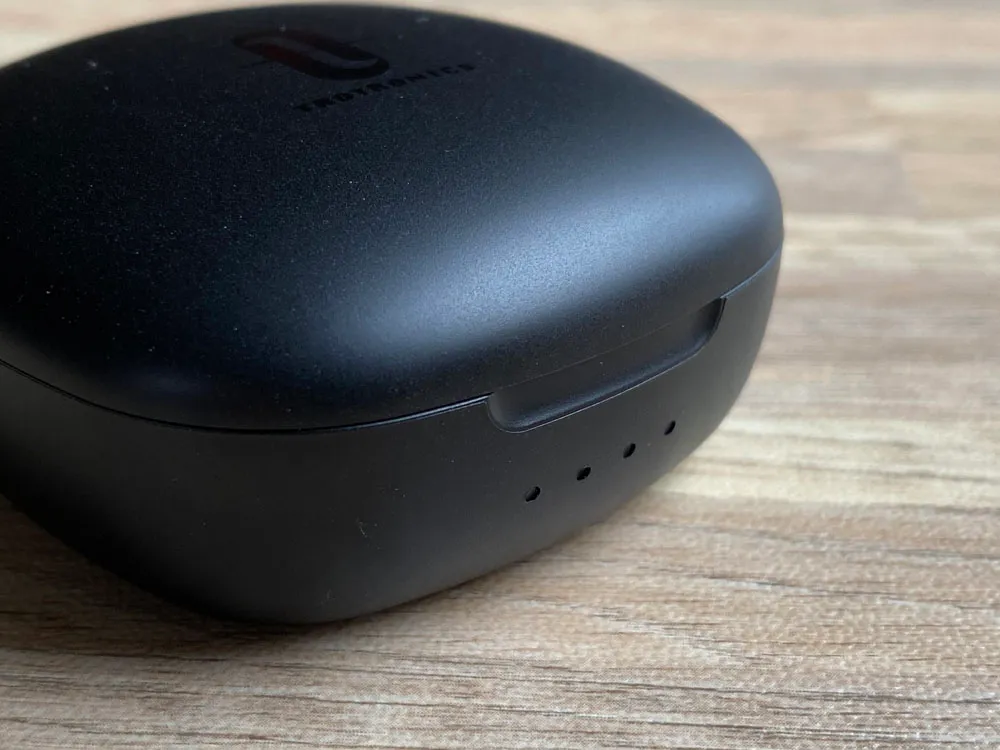 【TaoTronics SoundLiberty 88レビュー】AirPodsを完全凌駕!!大口径10mmドライバー・完全防水・AIノイキャンと多機能なインナーイヤー型完全ワイヤレスイヤホン|外観:前面に4点式のLEDインジケーターを搭載。