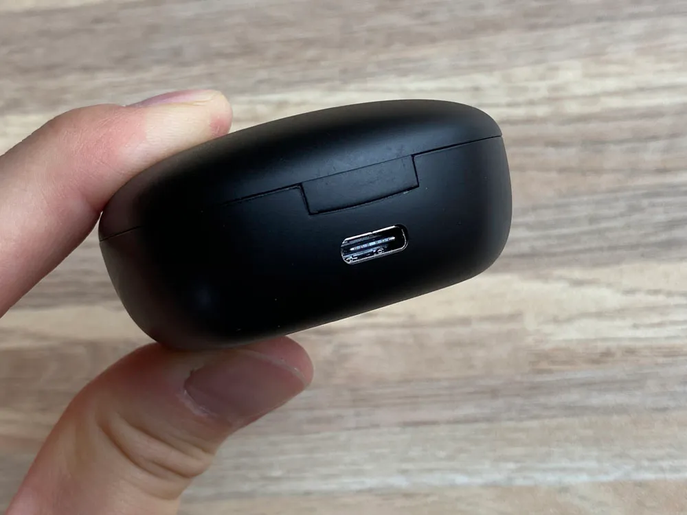 【TaoTronics SoundLiberty 88レビュー】AirPodsを完全凌駕!!大口径10mmドライバー・完全防水・AIノイキャンと多機能なインナーイヤー型完全ワイヤレスイヤホン|外観:背部にはUSB-C充電ポートが配されています。