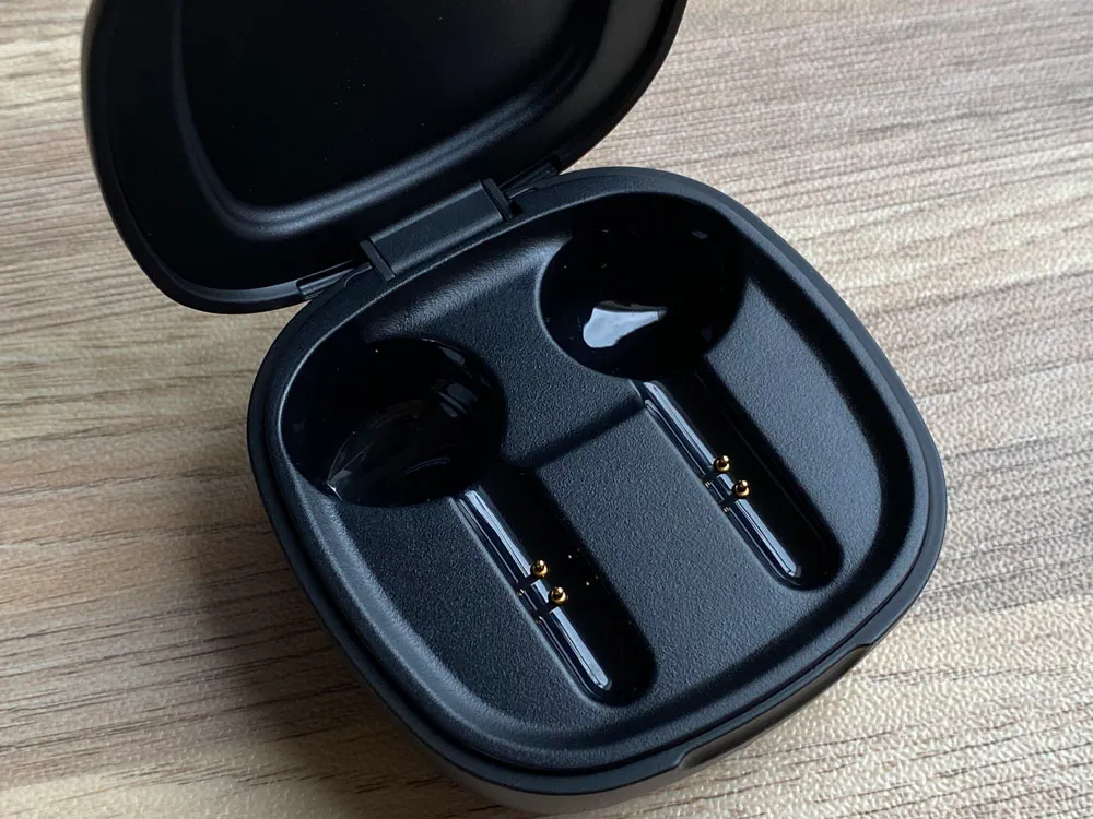 【TaoTronics SoundLiberty 88レビュー】AirPodsを完全凌駕!!大口径10mmドライバー・完全防水・AIノイキャンと多機能なインナーイヤー型完全ワイヤレスイヤホン|外観:ケースの内部も光沢感とマット感を共存させているのが印象的。 こういうディテールにこだわっている点は、価格にそぐわない素晴らしさがありますね。