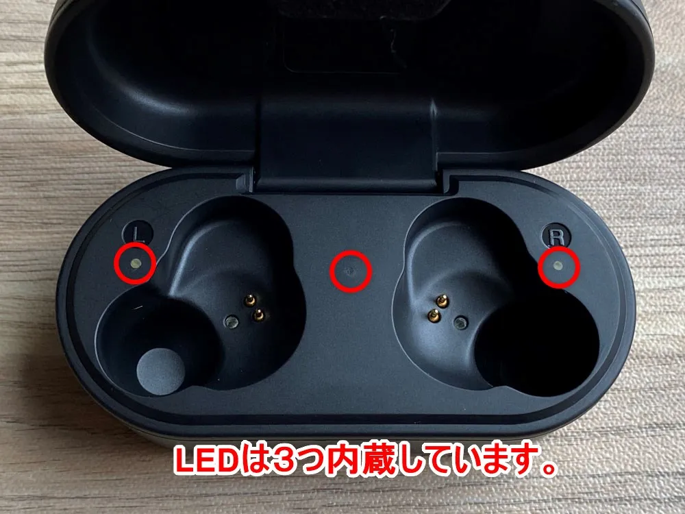 【ヤマハ完全ワイヤレスイヤホンTW-E5Aレビュー】アンビエントサウンド機能も搭載!耳に優しい音を奏でるヤマハの実力派完全ワイヤレスイヤホン|外観:ケースの中には3つのLEDライトが搭載されていて、中央が充電ケースのインジケーターの役割を担い、左右のLEDはそれぞれのイヤホンの充電状況を表してくれます。