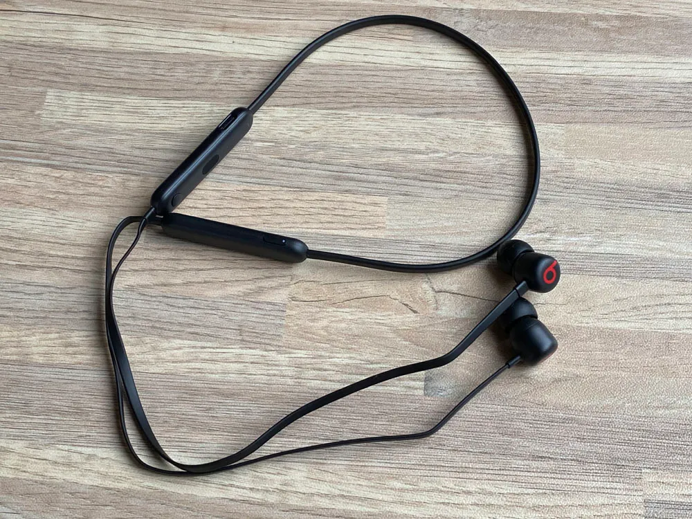 【Beats Flexレビュー】重低音の秀逸さ・コスパの高さはBeatsXを完全踏襲!BeatsXをさらに高性能&リーズナブルにした後継機|USB-C搭載が嬉し過ぎる|外観