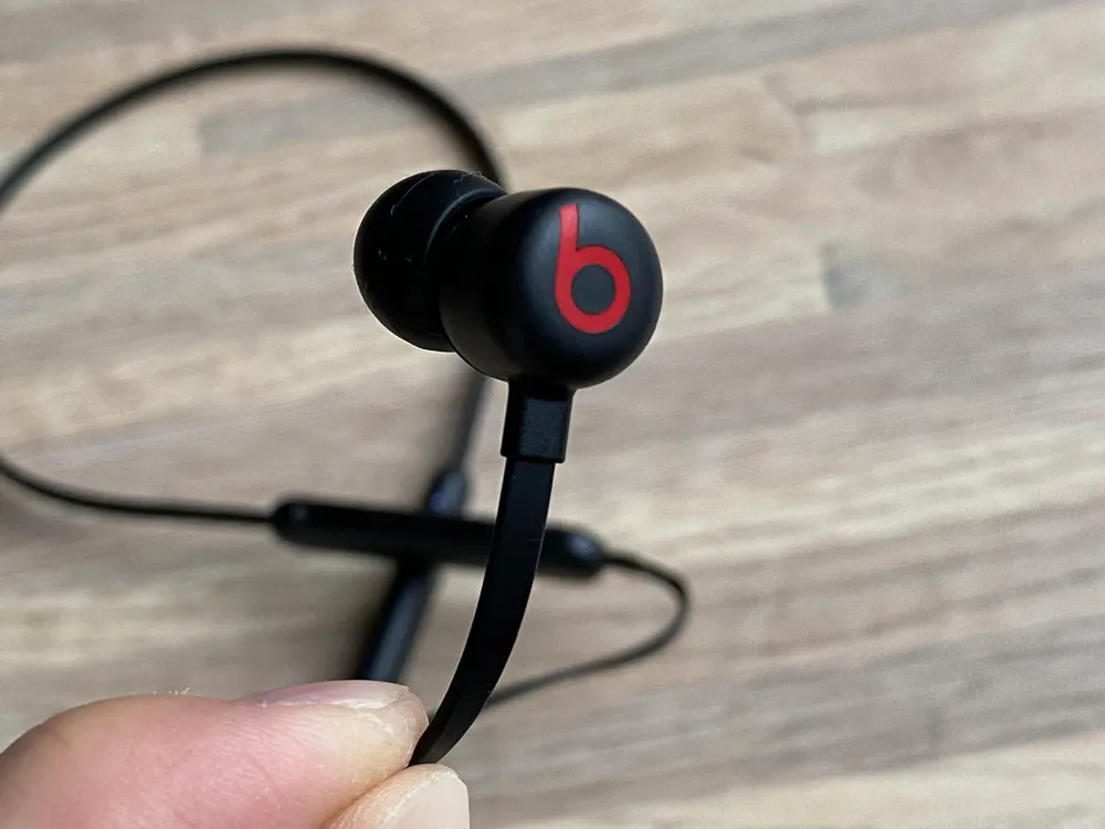 【Beats Flexレビュー】重低音の秀逸さ・コスパの高さはBeatsXを完全踏襲!BeatsXをさらに高性能&リーズナブルにした後継機|USB-C搭載が嬉し過ぎる|外観:前モデルでは控えめだったBeatsのロゴは、今回比較的インパクトのあるデザインに変更されています。 「b」が映えてカッコイイですね。